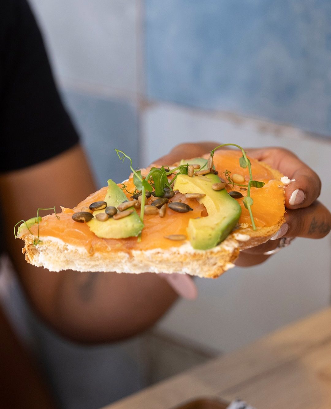 Tosta de salmón con aguacate en el gastrobar