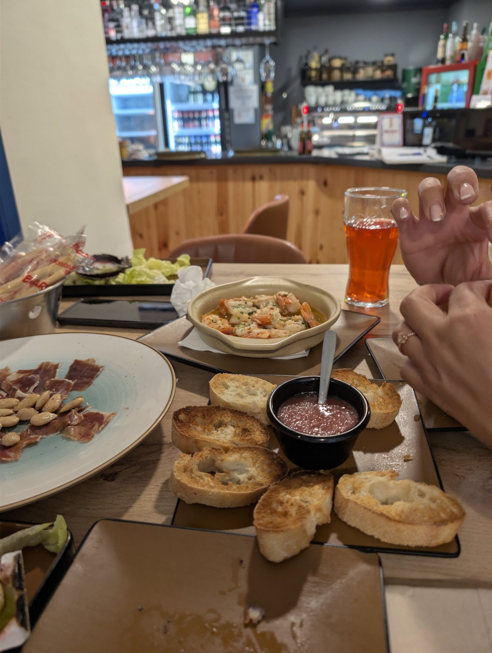 Mesa con tapas y bebida en el salón