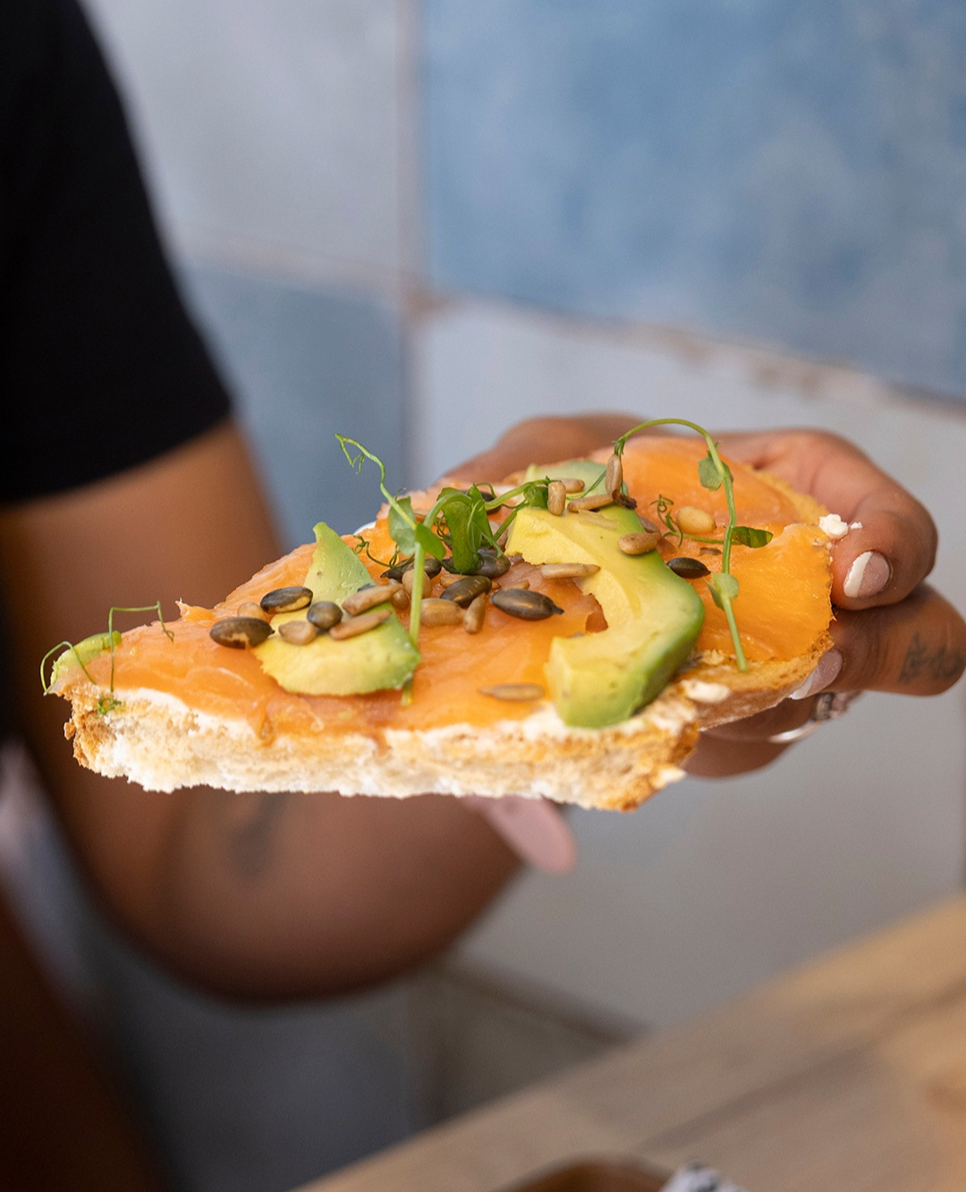 Tostada con salmón y aguacate